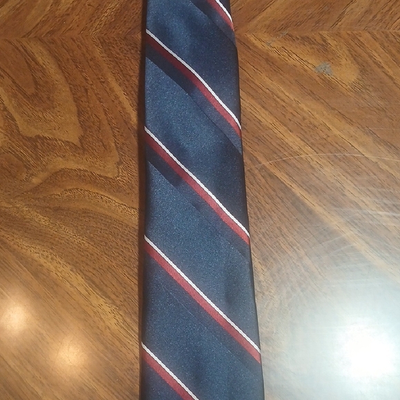 Andre Valetino Classic Blue and Red Striped Tie for Formal Occasions - Picture 2 of 4